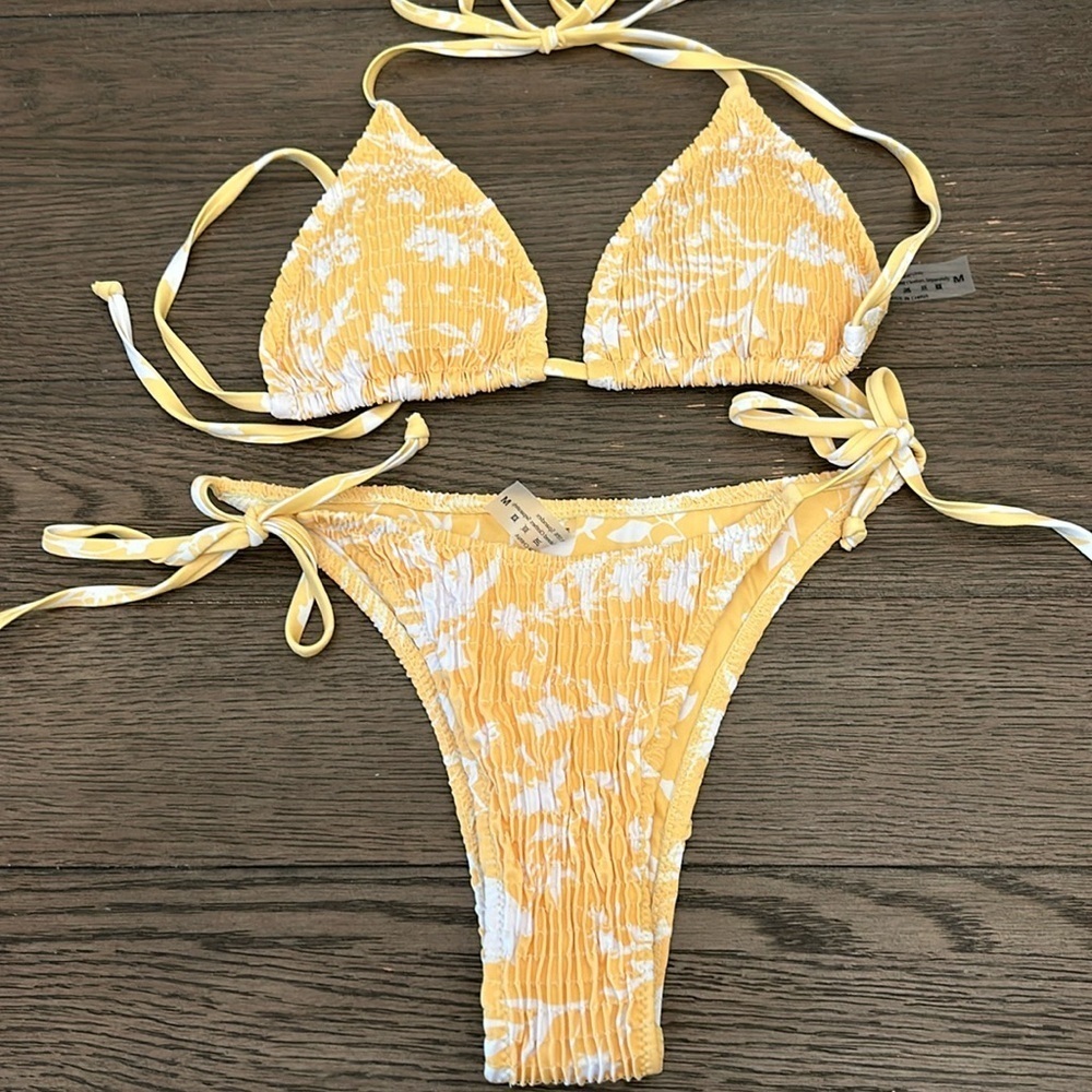 🖤NWOT Yellow floral and white print ties size medium